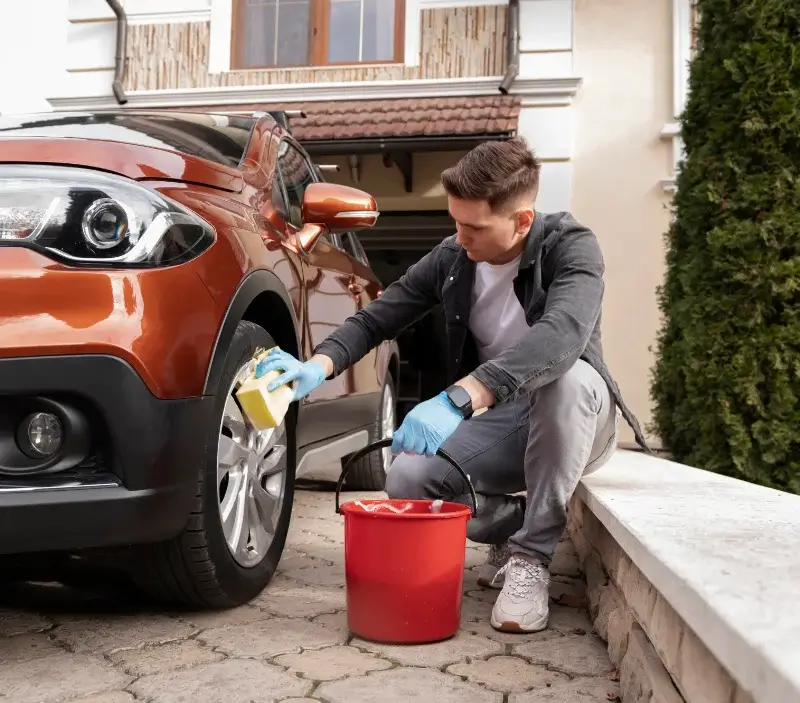 Lavage auto à domicile Auriébat : professionnel intervenant sur un véhicule